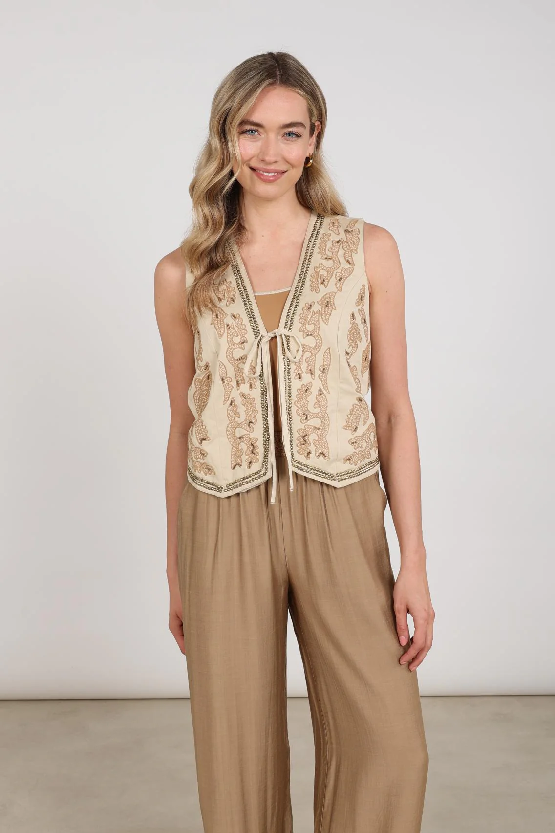 Gilet Momo Embroidery Sand NKS08027 - Image 4