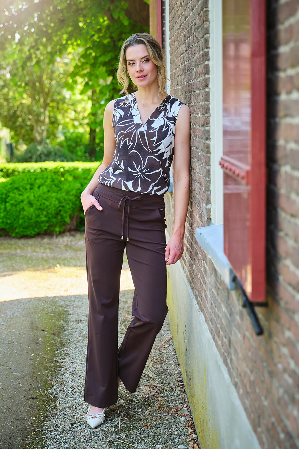 Travel Top Tropical Hibiscus Print Espresso 202425 - Image 5