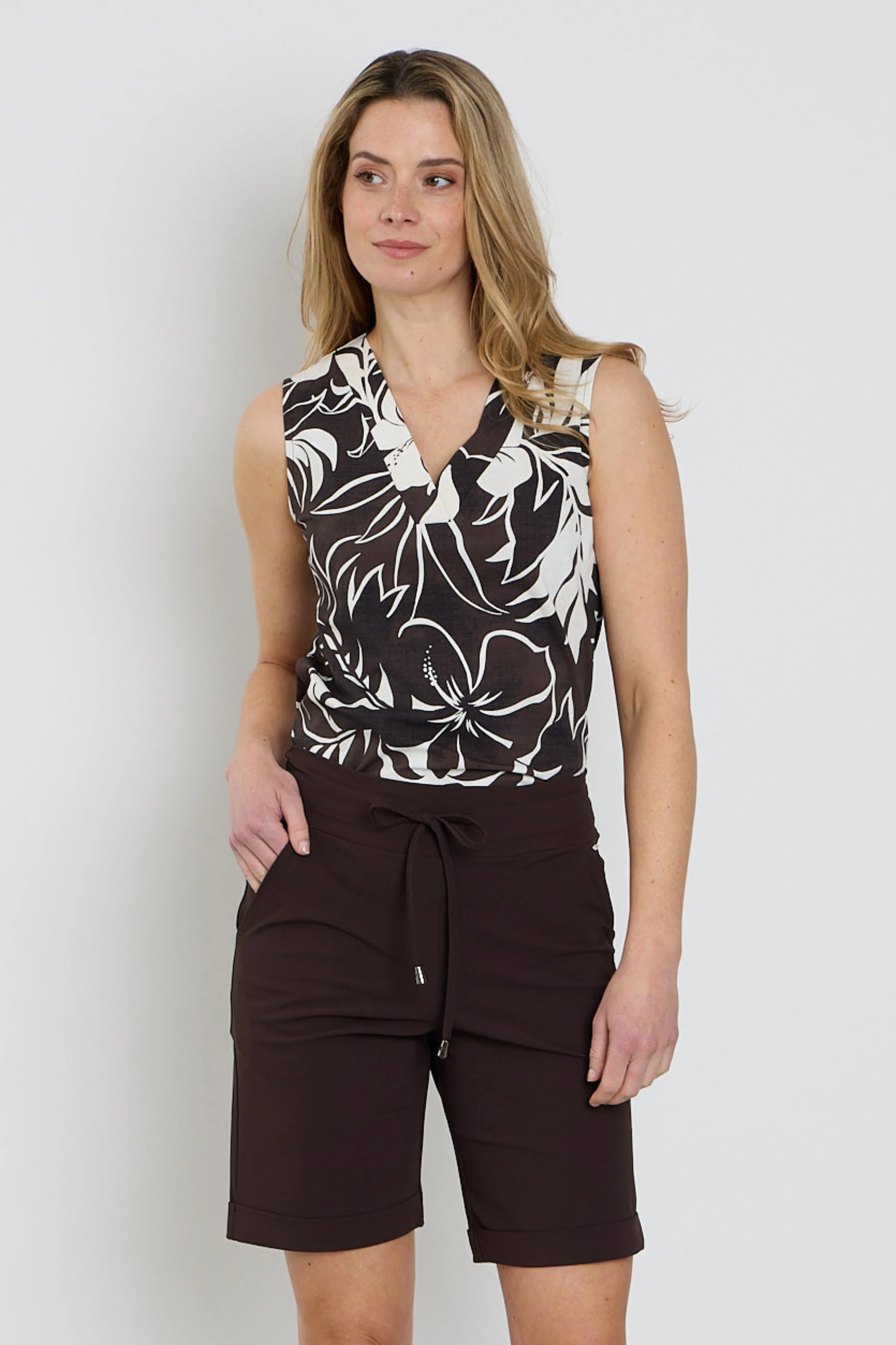 Travel Top Tropical Hibiscus Print Espresso 202425 - Image 4